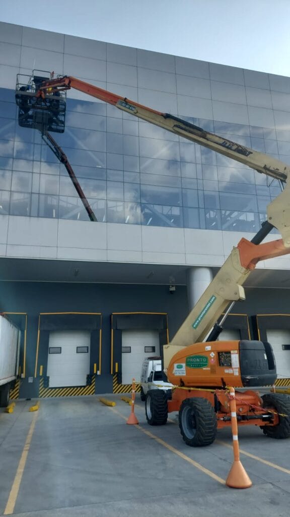 Limpieza y Aseo. En una ciudad dinámica y exigente como Bogotá, mantener los espacios limpios y organizados se ha convertido en una necesidad prioritaria tanto para hogares como para empresas. Por eso, contratar una empresa de aseo por horas en Bogotá es una de las soluciones más prácticas, económicas y eficientes para quienes buscan calidad, flexibilidad y respaldo profesional. Este servicio ha crecido de manera significativa en los últimos años debido al estilo de vida acelerado de la capital, donde el tiempo es limitado y las personas necesitan apoyo confiable para conservar sus espacios en óptimas condiciones.Una empresa de aseo por horas ofrece un modelo de servicio flexible en el que el cliente paga únicamente por el tiempo requerido. Esto significa que no es necesario contratar personal de tiempo completo ni asumir responsabilidades laborales directas. El servicio puede ser solicitado para apartamentos, casas, oficinas, consultorios, locales comerciales, edificios y espacios corporativos. En Bogotá, esta modalidad es ideal para quienes necesitan limpieza ocasional, mantenimiento semanal o apoyo puntual antes o después de un evento especial.El servicio de aseo por horas en Bogotá incluye generalmente tareas como barrido, trapeado, limpieza de baños y cocina, desempolvado de muebles, organización básica de espacios, lavado de loza y limpieza de superficies. Dependiendo de la empresa, también se pueden incluir servicios adicionales como limpieza profunda, desinfección especializada, lavado de vidrios, limpieza de electrodomésticos, planchado por horas y organización de áreas específicas. Esta versatilidad convierte el servicio en una alternativa adaptable a diferentes presupuestos y necesidades.Una de las principales ventajas de contratar una empresa de limpieza por horas en Bogotá es la formalidad. Las empresas legalmente constituidas cuentan con personal capacitado, afiliado a seguridad social y con procesos de selección que incluyen verificación de antecedentes. Esto brinda tranquilidad al cliente y garantiza un servicio profesional. Además, muchas compañías ofrecen reemplazo inmediato en caso de incapacidad o ausencia del trabajador, lo que asegura continuidad en el servicio contratado.En términos de costos, el aseo por horas en Bogotá resulta altamente competitivo frente a la contratación directa. Al pagar únicamente por el tiempo requerido, los usuarios pueden optimizar su presupuesto sin comprometer la calidad del servicio. El valor por hora puede variar según la experiencia del personal, la zona de la ciudad, la frecuencia del servicio y si la empresa incluye productos e implementos de limpieza. Generalmente, contratar paquetes recurrentes semanales o quincenales reduce el costo por hora en comparación con servicios esporádicos.Bogotá es una ciudad con alta demanda de servicios domésticos y empresariales debido a su tamaño y crecimiento urbano. En zonas como Chapinero, Usaquén, Suba, Kennedy, Teusaquillo, Fontibón y el norte de la ciudad, muchas familias y negocios optan por el servicio de limpieza por horas para mantener sus espacios impecables sin asumir gastos fijos elevados. Esta tendencia también ha aumentado en conjuntos residenciales y edificios corporativos donde se requiere mantenimiento constante pero no permanente.El funcionamiento del servicio es sencillo y eficiente. El cliente se comunica con la empresa, describe el tipo de inmueble, el tamaño aproximado y las tareas requeridas. Con base en esa información, la empresa recomienda el número de horas necesarias para cumplir con el servicio de manera adecuada. Por ejemplo, un apartamento pequeño puede requerir entre tres y cuatro horas para una limpieza general, mientras que una casa más amplia puede necesitar seis u ocho horas dependiendo del nivel de detalle requerido.Otro aspecto clave del aseo por horas en Bogotá es la personalización. Cada cliente tiene necesidades diferentes: algunos priorizan la limpieza profunda de baños y cocina, otros requieren mayor enfoque en organización o desinfección. Las empresas profesionales suelen trabajar con listas de chequeo que garantizan que cada tarea se cumpla dentro del tiempo contratado. Esto mejora la experiencia del usuario y permite mantener estándares de calidad constantes.La limpieza profesional no solo mejora la apariencia de los espacios, sino que también impacta directamente en la salud y el bienestar. En una ciudad con altos niveles de contaminación como Bogotá, el polvo y las partículas se acumulan con facilidad en superficies, muebles y textiles. Un servicio de aseo constante ayuda a reducir alérgenos, bacterias y suciedad, creando ambientes más saludables para familias, niños, adultos mayores y trabajadores.En el sector empresarial, contratar una empresa de aseo por horas en Bogotá contribuye a mejorar la imagen corporativa. Oficinas limpias transmiten profesionalismo, orden y confianza. Además, un ambiente limpio incrementa la productividad de los empleados y reduce riesgos asociados a enfermedades o accidentes por falta de mantenimiento. Muchas pequeñas y medianas empresas prefieren tercerizar este servicio para enfocarse en su actividad principal sin preocuparse por la gestión interna del personal de limpieza.La tecnología también ha transformado el mercado del aseo por horas en Bogotá. Actualmente, muchas empresas permiten agendar servicios en línea, realizar pagos electrónicos y calificar la experiencia del usuario. Esta digitalización facilita la contratación y aumenta la transparencia en los procesos. Sin embargo, es importante elegir empresas con trayectoria, referencias verificables y respaldo legal para garantizar un servicio seguro y confiable.Un factor diferenciador entre empresas es la capacitación del personal. Las mejores compañías invierten en formación constante sobre técnicas de limpieza, manejo adecuado de productos químicos, atención al cliente y protocolos de bioseguridad. Esto no solo mejora la eficiencia del trabajo, sino que protege las superficies del hogar u oficina evitando daños por uso incorrecto de productos.Además del aseo general, algunas empresas ofrecen servicios especializados como limpieza post-obra, limpieza después de mudanzas, desinfección con vapor, lavado de alfombras y tapetes, y limpieza de vidrios internos. Estos servicios pueden cotizarse por horas adicionales o bajo presupuestos personalizados. La ventaja es que el cliente puede adaptar el servicio según su necesidad puntual sin comprometerse a contratos largos.En términos de confianza, muchas empresas permiten asignar el mismo auxiliar de limpieza de manera recurrente. Esto genera continuidad, conocimiento del espacio y mayor eficiencia. Cuando el trabajador conoce la rutina del hogar o la dinámica de la oficina, el proceso se vuelve más ágil y organizado. Esta relación de confianza es uno de los factores que fideliza a los clientes en Bogotá.El impacto social del aseo por horas también es relevante. Este modelo fomenta la formalización laboral y brinda estabilidad a cientos de trabajadores que anteriormente se desempeñaban de manera informal. Al estar vinculados a empresas estructuradas, cuentan con afiliación a salud, pensión y riesgos laborales, lo que mejora sus condiciones de vida y seguridad económica.Para quienes buscan posicionar su inmueble en arriendos temporales o plataformas digitales, el servicio de aseo por horas es fundamental. La limpieza constante garantiza buenas calificaciones y mayor ocupación. En zonas turísticas o empresariales de Bogotá, esto representa una ventaja competitiva importante.Al momento de elegir una empresa de aseo por horas en Bogotá, es recomendable verificar experiencia, opiniones de clientes, cobertura geográfica, políticas de garantía y claridad en las tarifas. Solicitar una cotización detallada ayuda a evitar costos ocultos y asegura que el servicio contratado cumpla con las expectativas.En conclusión, el servicio de aseo por horas en Bogotá es una solución moderna, flexible y eficiente para hogares y empresas que buscan mantener sus espacios limpios sin asumir compromisos laborales permanentes. Su crecimiento en la capital responde a la necesidad de optimizar tiempo, reducir costos y contar con respaldo profesional. Gracias a su adaptabilidad, formalidad y enfoque en calidad, este modelo se consolida como una de las mejores alternativas de limpieza en la ciudad.Si estás buscando mejorar la higiene, organización y presentación de tu espacio, contratar una empresa de limpieza por horas en Bogotá puede ser la decisión ideal. La combinación de flexibilidad, seguridad y profesionalismo convierte este servicio en una inversión inteligente para el bienestar y la productividad en cualquier entorno.